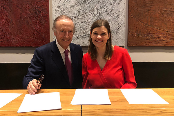 Katie Jackson and Miguel Torres of Spain’s Familia Torres sign a commitment to reduce carbon emissions and co-found International Wineries for Climate Action. 